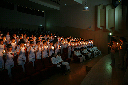 계명대 간호대학 3학년생 100명은 촛불을 밝혀들고 인류애와 생명존중의 간호정신을 이어받을 것을 서약했다.