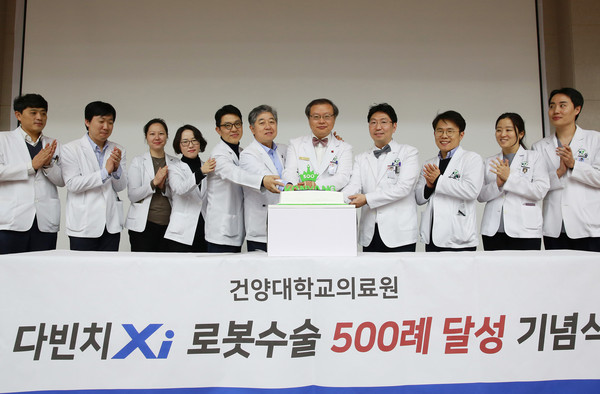 건양대병원 최원준 의료원장(왼쪽 7번째)를 비롯한 로봇수술 집도의들이 로봇수술 500례 달성을 자축하는 기념식을 가졌다.