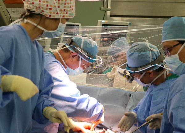 김동관 서울아산병원 흉부외과 교수(왼쪽에서 두번째)가 폐암 수술을 집도하고 있다