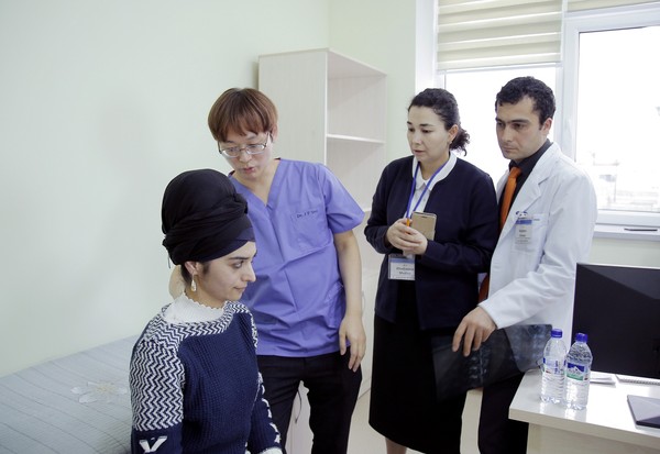 목동힘찬병원 통증관리클리닉 강성현 원장(사진 왼쪽에서 두 번째)이 목 통증을 호소하는 환자를 진료하고 있다.