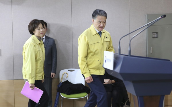 확대 중앙사고수습본부 결과 브리핑을 위해 브리핑룸에 들어서고 있는 박능후 본부장(보건복지부 장관)