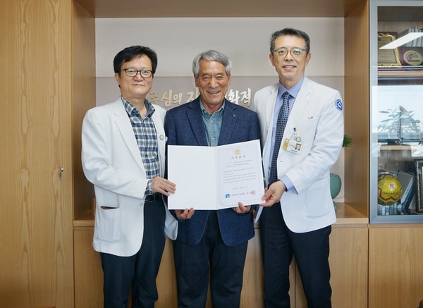 왼쪽부터 최남규 조선대병원 장기이식센터장, 김종중 명예교수, 정종훈 병원장