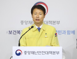 브리핑 중인 김강립 차관