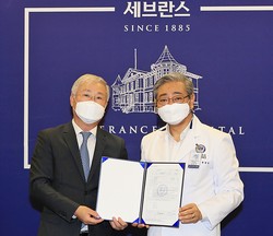 윤동섭 의료원장(사진 오른쪽)과 삼우종합건축사무소 박도권 대표가 계약체결 후 기념촬영을 하고 있다.