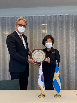 대한간호협회는 9월 1일 주한 스웨덴대사관을 방문해 한국 전쟁 당시 간호사를 파견한 데 대해 감사의 의미로 감사패를 전달했다.