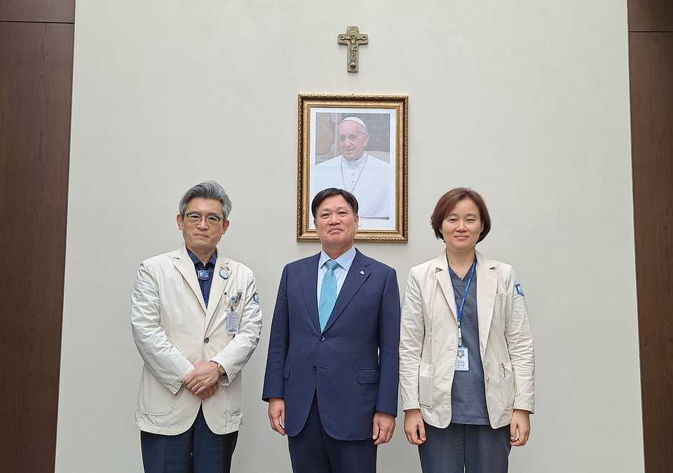 사진 왼쪽부터 권순용 은평성모병원장, 정영호 대한병원협회장, 최승혜 은평성모병원 진료부원장