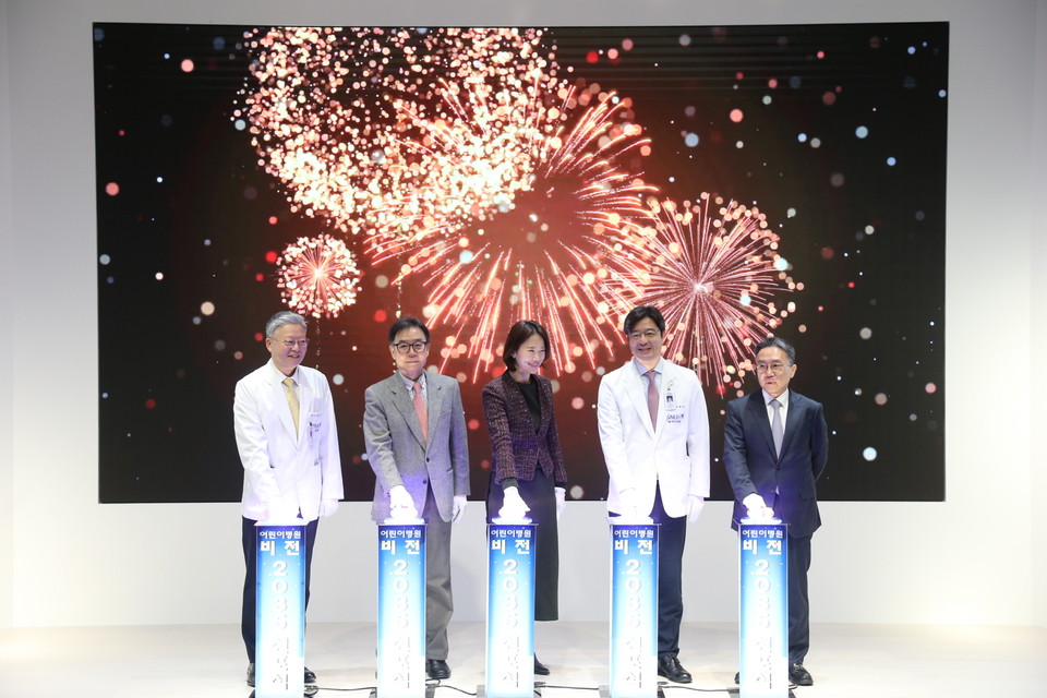 왼쪽부터 김연수 서울대병원장, 김성주 에스제이아이엔씨 회장, 김수진 환자보호자, 김한석 어린이병원장, 정승용 진료부원장