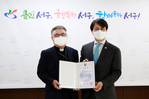 왼쪽부터 국제성모병원장 김현수 신부, 이재현 인천 서구청장