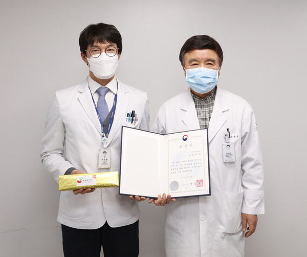 사진 왼쪽부터 최대한 교수, 김양우 길병원장
