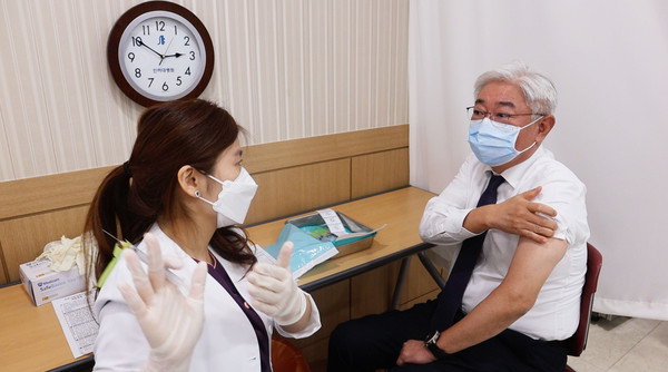 인하대병원 김영모 병원장(오른쪽)이 3월 8일 오후 2시50분께 화이자 백신을 접종하고 있다.
