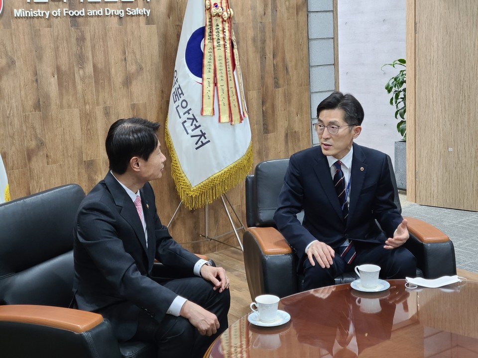 이필수 의협 회장 당선인(사진 오른쪽)이 김강립 식품의약품안전처장을 면담하고 있다.