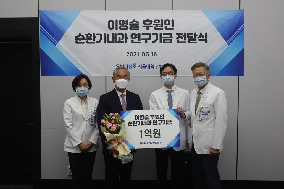 왼쪽부터 이유진 대외협력실장, 이영술 대표, 순환기내과 최의근 교수, 김연수 병원장