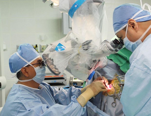 경희대병원 신경외과 박봉진 교수(사진 왼쪽)가 미세혈관감압술을 진행하고 있다.