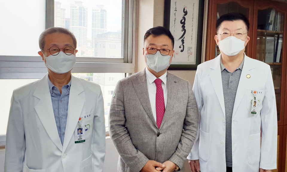 사진 왼쪽부터 장석일 성애병원 의료원장, 고도일 회장, 김석구 성애병원 이사장