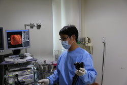 나사렛국제병원 검진센터에서 내시경 시술을 진행하고 있는 의료진.