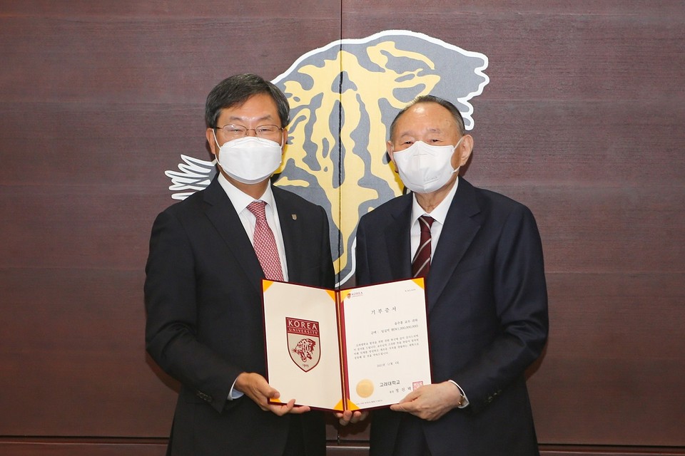 정진택 고려대 총장(좌)과 윤주홍 교우(우)가 기부식에서 기념촬영을 하고 있다