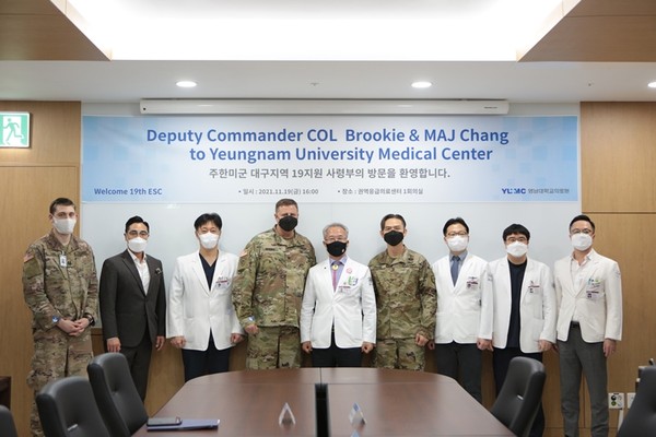 사진 왼쪽에서 다섯 번째가 김성호 병원장.