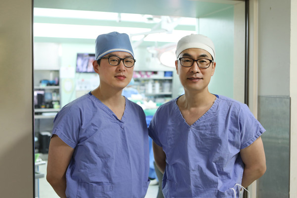강동경희대병원 신경외과 최호용(사진 왼쪽), 조대진 교수