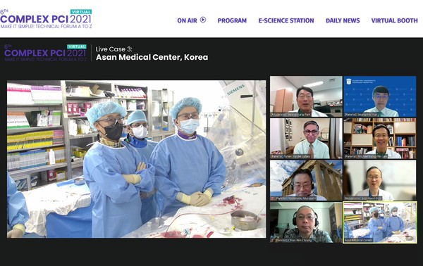 COMPLEX PCI 2021 공식 홈페이지에서 생방송으로 중계된 서울아산병원 심장병원 박덕우 교수(왼쪽 첫 번째)의 라이브 케이스 시연 장면