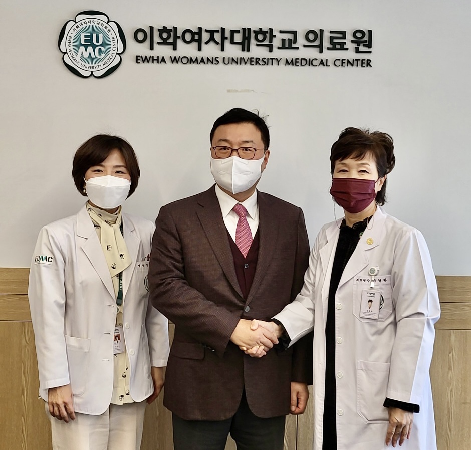 사진 왼쪽부터 임수미 이대서울병원장, 고도일 회장, 유경하 이화의료원장