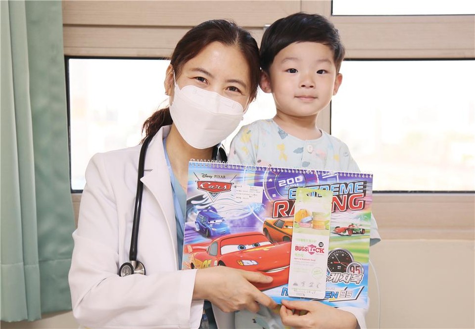 우리아이들병원 백정현 병원장이 입원 환아에게 어린이날 선물을 주고 있다.