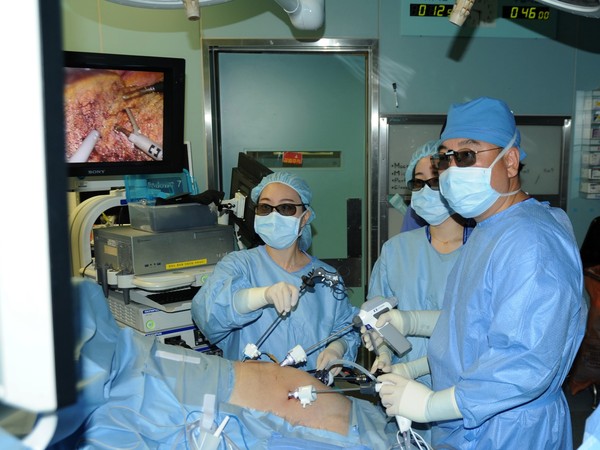 복강경으로 간암 환자의 수술을 집도하는 김종만 교수(맨 오른쪽)