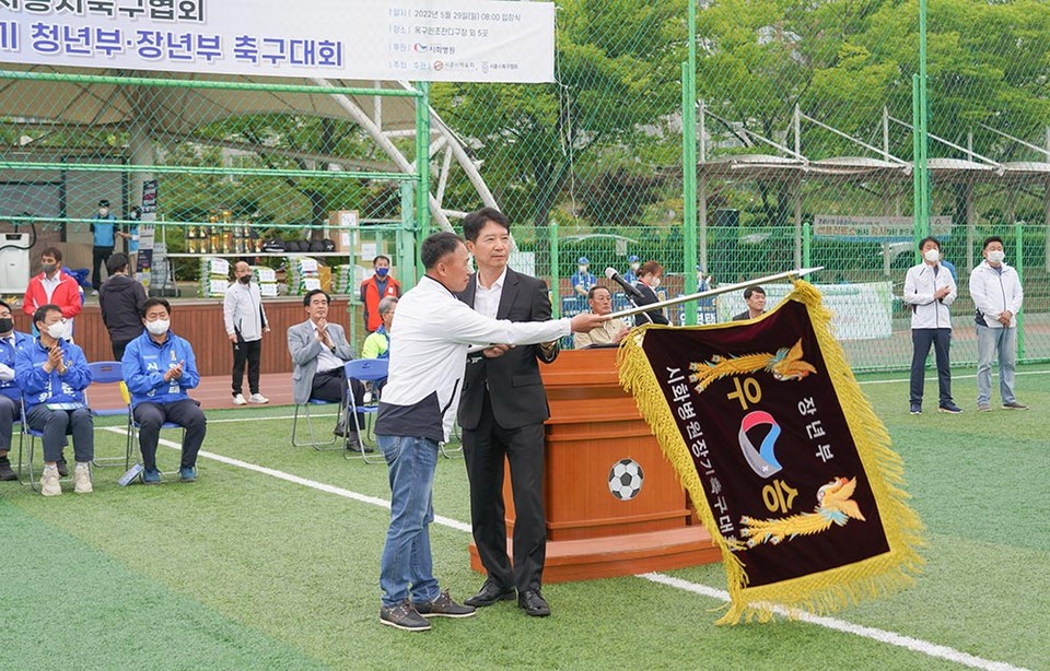 시화병원 최병철 이사장(오른쪽)과 임병효 시흥시축구협회장(왼쪽)이 우승기를 들어 보이고 있다.