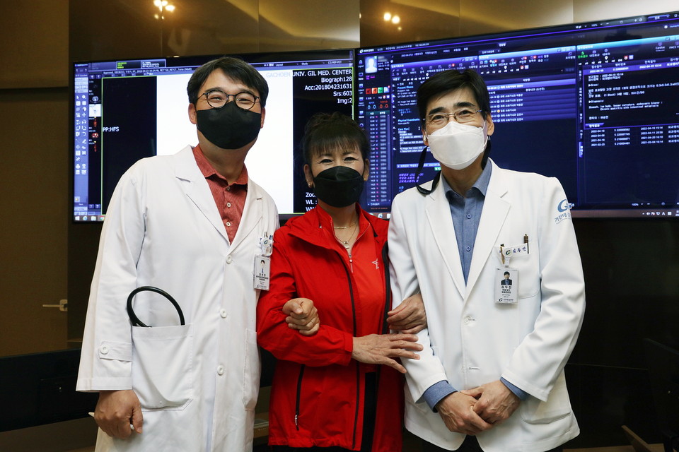 사진 왼쪽부터 심선진 교수, 주정자 님, 김두진 교수