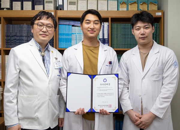 사진 왼쪽부터 박준수 교수, 김택운 전공의, 김지성 전공의