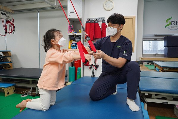 서울재활병원 소아낮병동 재활 장면.