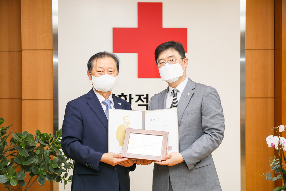 신희영 대한적십자사 회장(좌) 김철호 영주적십자병원장(우)