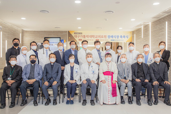 장신호 요한 보스코 주교를 비롯한 대구대교구 내 주요 인사와 대구가톨릭대학교의료원 노광수 의료원장 및 이창형 병원장, 그리고 설계·시공 등을 위해 참여한 업체 대표들이 축복식 후 단체사진 촬영을 하고 있다.