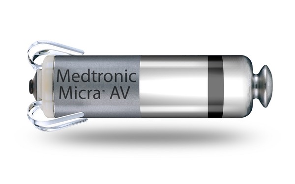 메드트로닉의 무전극선 심박동기 마이크라 AV(Micra™ AV). 비타민 알약과 유사한 약 2.6cm 크기다.