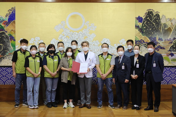 원광대학교병원 노사가 임단협 합의안에 서명하고 기념 촬영에 임했다.