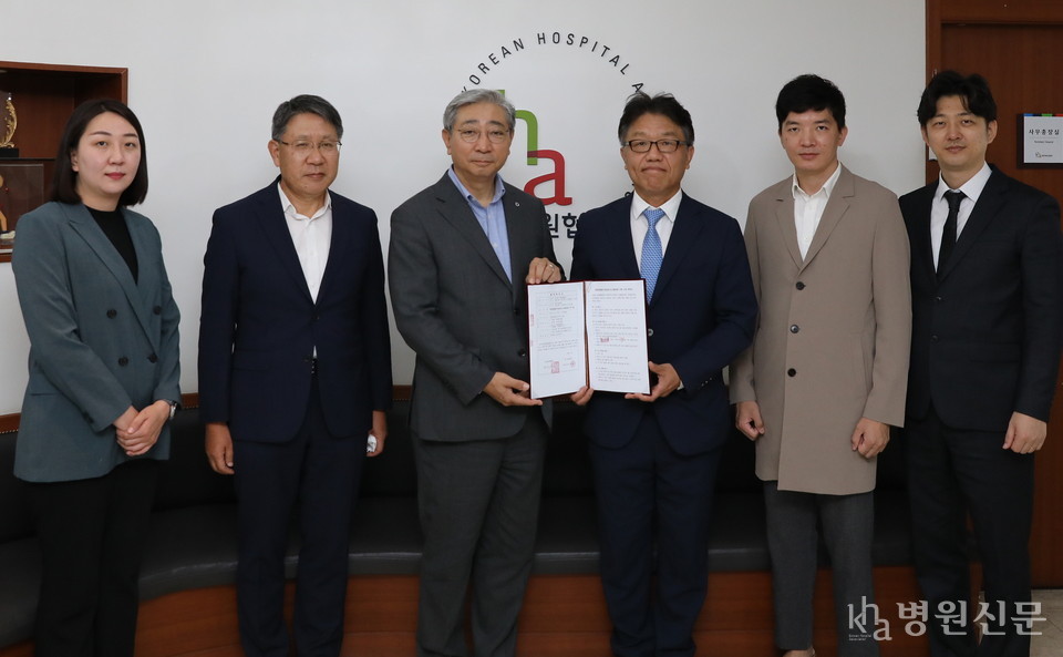 대한병원협회 윤동섭 회장이 9월 13일 이노솔루션 관계자들과 학습관리시스템 구축사업 계약서를 교환하고 있다. ⓒ병원신문