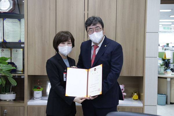 오경승 고신대학교복음병원장(사진 오른쪽)과 김안옥 국민건강보험공단 부산 서부지사장