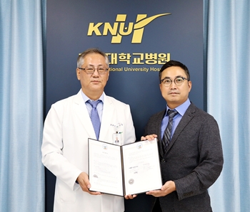 남우동 병원장(왼쪽)과 김태순 대표. (사진제공: 강원대병원).
