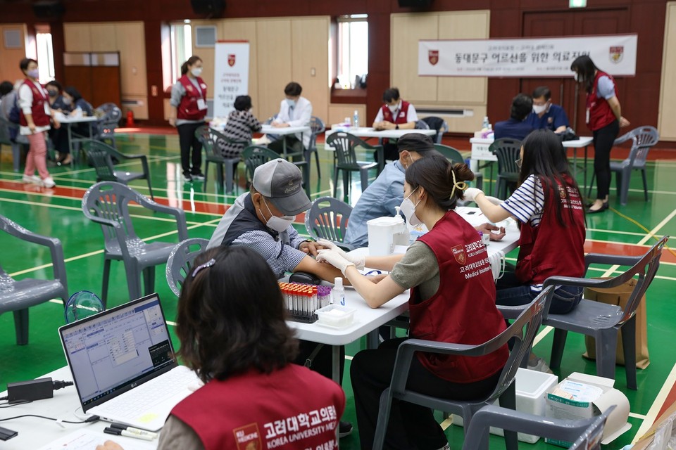 고려대의료원은 9월 23일 동대문구청 다목적 강당에서 취약계층 어르신을 대상으로한 의료지원 활동을 펼쳤다. 현장에서 고려대의료원 의료진들이 상담과 검사를 진행하고 있다