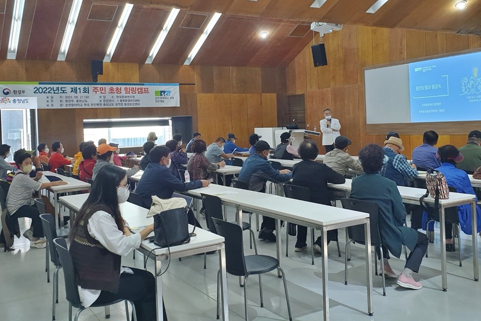 힐링캠프에서 직업환경의학과 이용진 교수가 강연하고 있다.