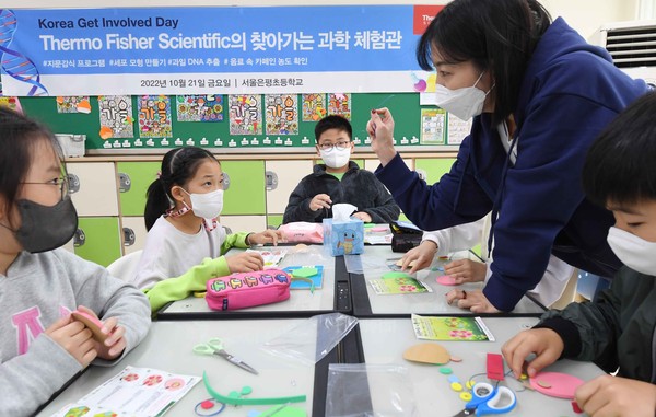 Get Involved Day(겟 인볼브드 데이) STEM교육에 참여해 ‘세포 모형 만들기’ 체험을 하고 있는 써모 피셔 사이언티픽 코리아 임직원과 어린이들