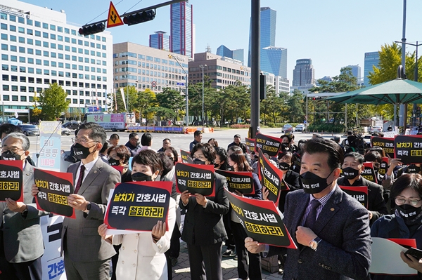 대한간호조무사협회를 비롯해 간호법을 반대하는 13개 보건복지의료단체는 10월 25일 국회 앞에서 간호법 폐기 촉구 집회를 열었다.