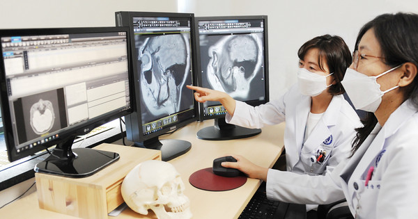 한상선(사진 왼쪽), 전국진 교수(사진 오른쪽)가 MRI 영상을 판독하고 있다