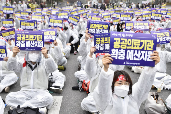 보건의료노조는 22일 국회 앞에서 결의대회를 열고 9.2 노정합의 이행을 위한 예산 확보를 촉구했다.(사진=보건의료노조 제공)