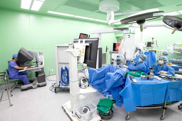 로봇수술을 집도하고 있는 삼성창원병원 의료진