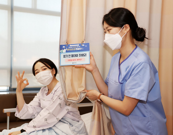 세브란스병원 간호사가 커튼을 열기 전 환자에게 동의를 구하고 있다.