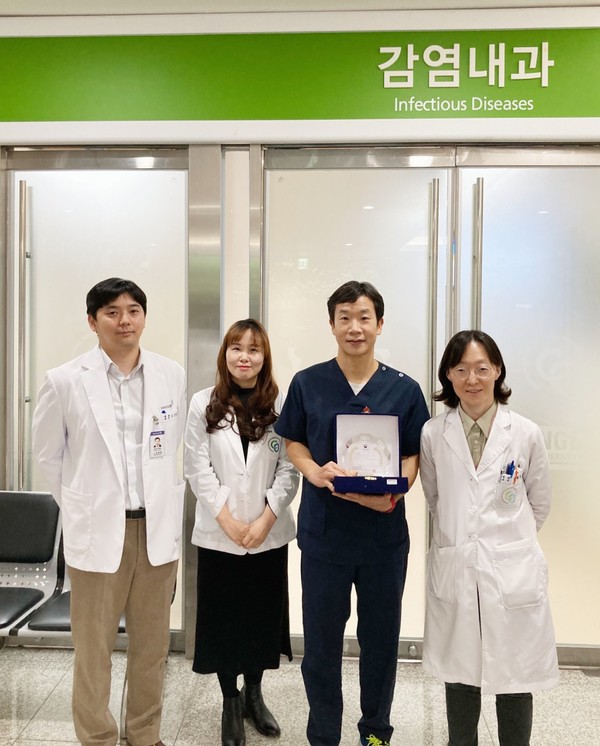 왼쪽부터 충북대병원 감염내과 김준형 교수, 반민옥 상담간호사, 김희성 교수, 정혜원 교수