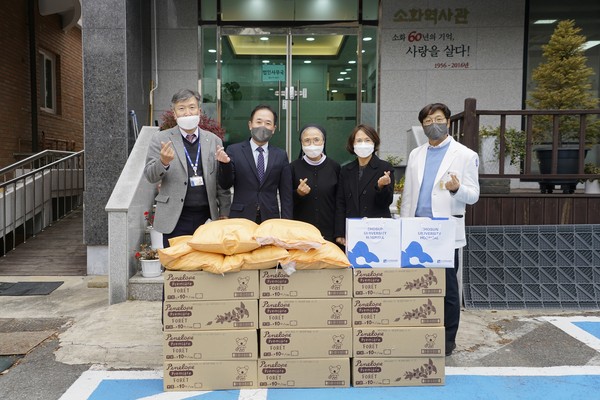 조선대병원이 소화자매원에 사랑의 쌀을 기부했다.