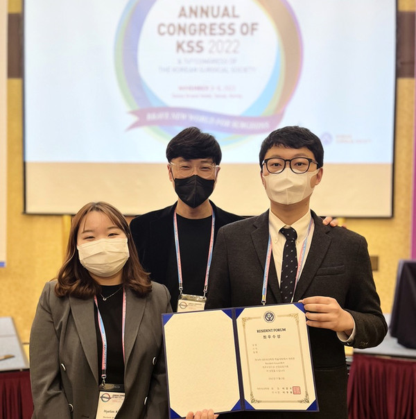 왼쪽부터 단국대병원 외과 강혜림 전공의, 김동훈 지도교수, 안한경 전공의