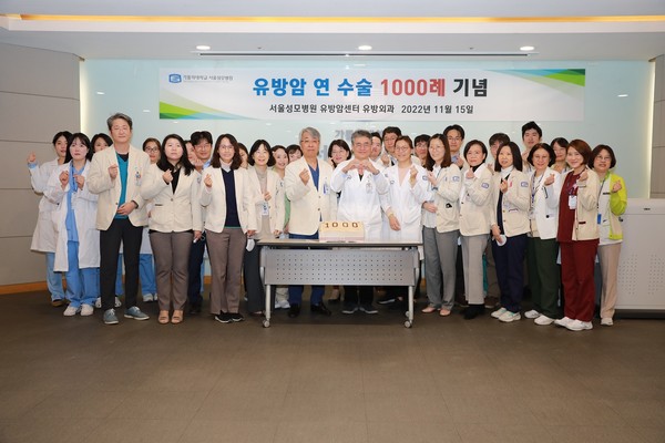 서울성모병원 유방암센터(센터장 박우찬 교수)가 12월 19일 유방암 수술 연간 1000례 달성 기념식을 열었다. 허수영 암병원장(가운데 왼쪽), 박우찬 유방암센터장(가운데 오른쪽)을 비롯한 의료진이 기념사진을 촬영하고 있다.