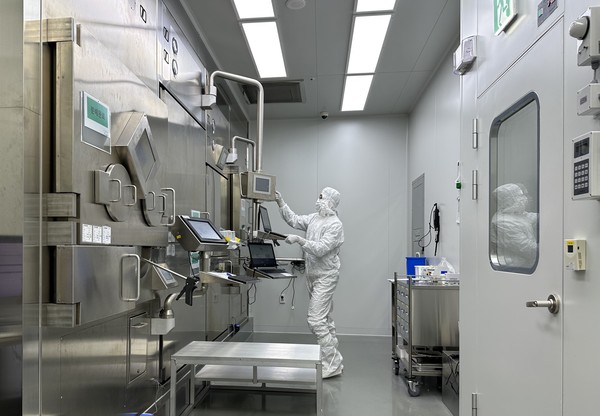 전남대학교병원 의료진이 분자영상신약개발센터에서 방사성의약품을 제조하고 있다.